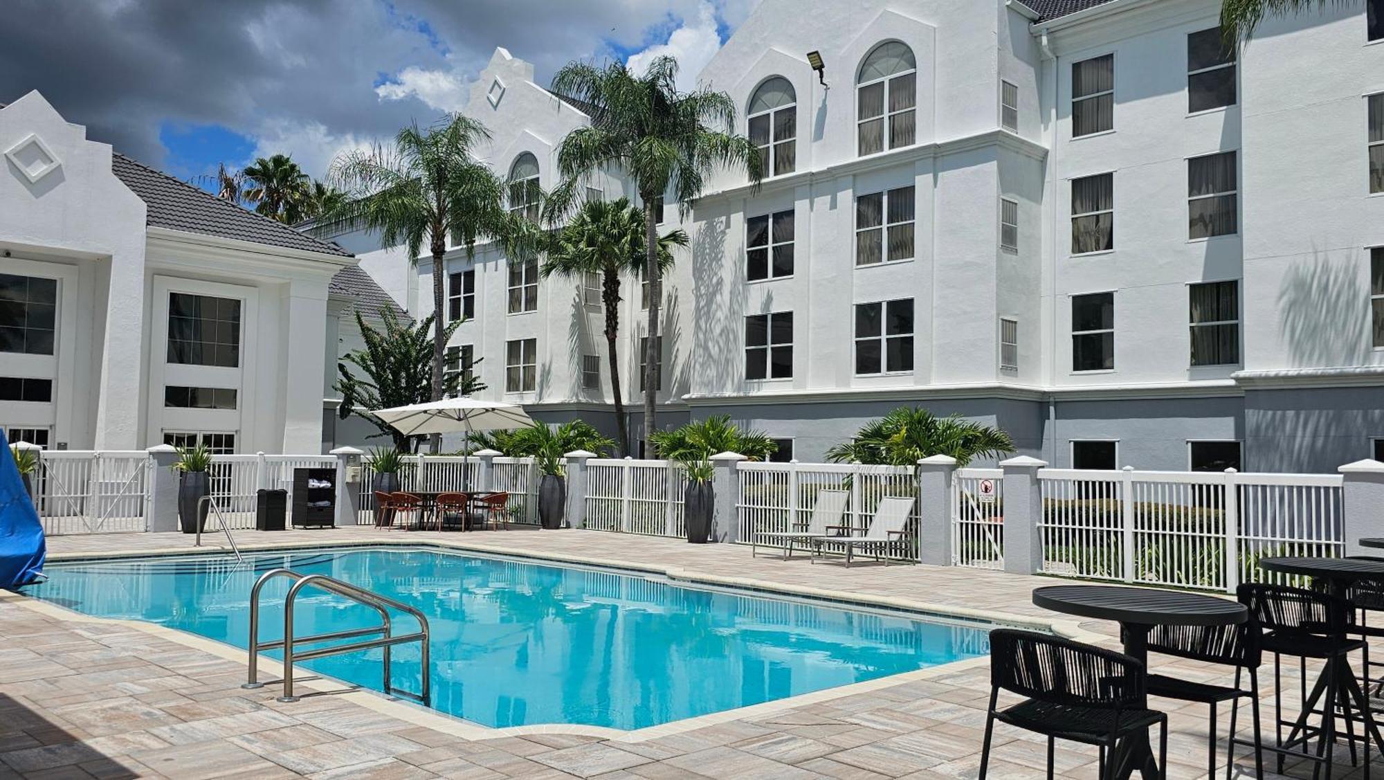 Surestay Plus By Best Western Orlando Lake Buena Vista Bagian luar foto